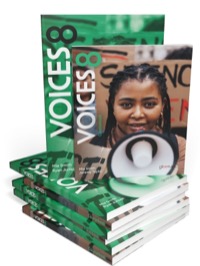 Omslag för 'Voices 8 Coursebook+WB, 25+25 ex+dig elevträning+lärarmtrl - 511-1851-2'